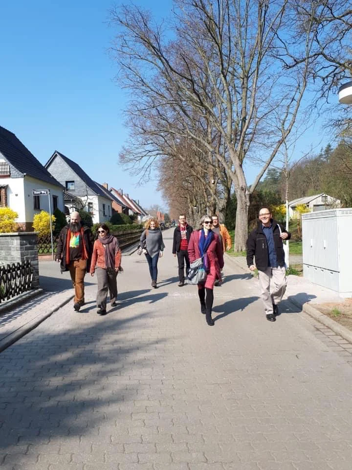 Mitglieder des Ensembles auf einem gemeinsamen Spaziergang